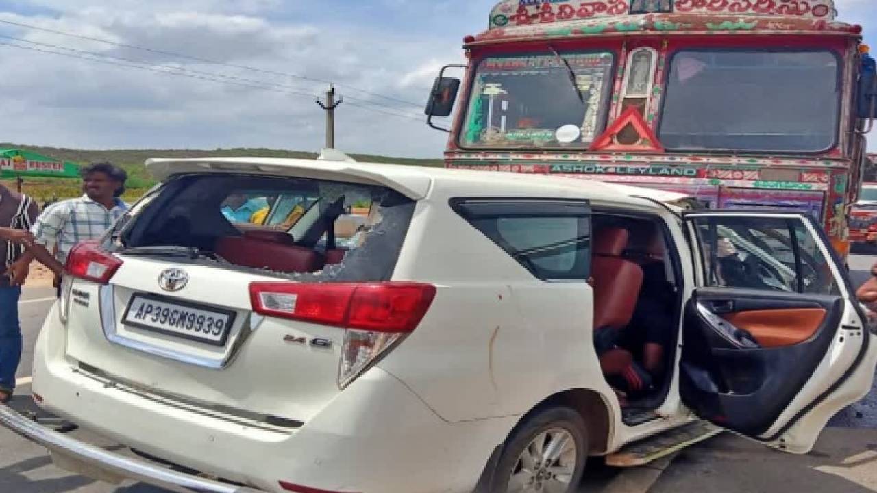 Six killed as car collides with lorry | The Pioneer
